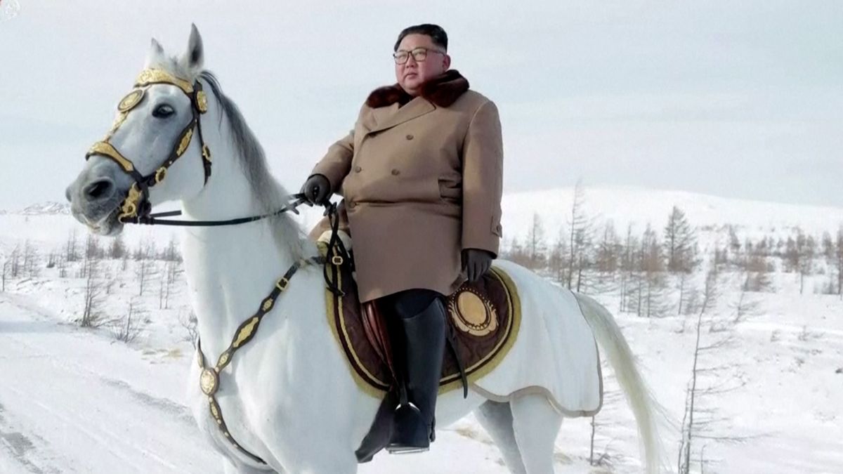 Obrazem: Kim Čong-un na bílém koni stoupá k vrcholu posvátné hory